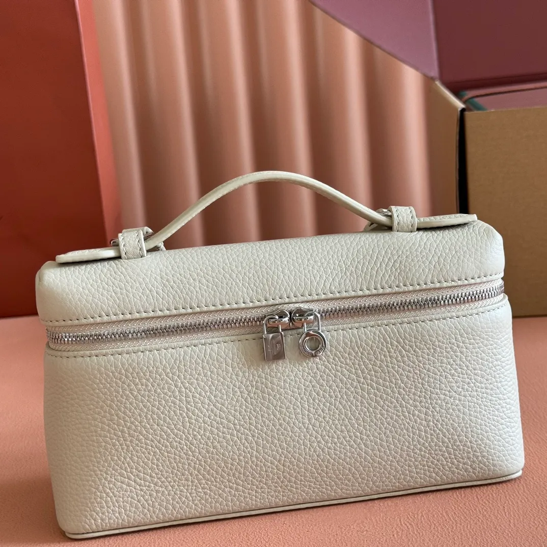p1160💋💋💋【Original leather configuration counter complete set of packaging】 𝐋𝐨𝐫𝐨 𝐏𝐢𝐚𝐧@ Extra pocket L19 series handbag/crossbody bag, all steel, the most comfortable life is the undefined life, just like loro The material design of pian@ does not require complicated design styles. The simple and soft outline is elegant and durable, like an exquisite cosmetic case, which perfectly balances appearance and functionality. The leather is delicate and feels as soft as butter. The small bag has a large capacity. It is not only portable with a thin shoulder strap, but can also be worn cross-body. Sisters who have a special liking for minimalist style can buy it. It is simple and versatile. The simpler, the more different. Stars and Instagram celebrities are all planting it. There are two sizes of 19 cm and 27 cm. One is exquisite and casual, and the other is elegant and grand. Size: Small: length 19×width 7×height 12cm (